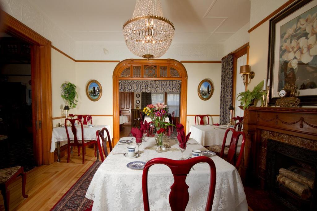 Victoria'S Historic Inn วูล์ฟวิลล์ ภายนอก รูปภาพ