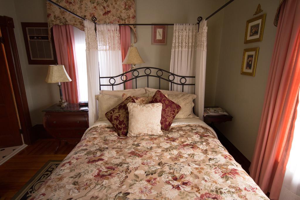 Victoria'S Historic Inn วูล์ฟวิลล์ ภายนอก รูปภาพ