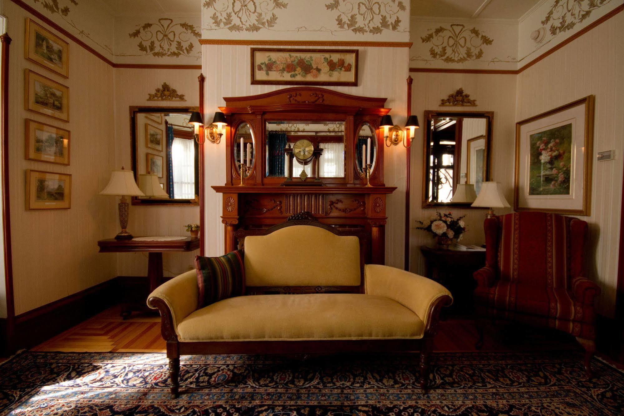 Victoria'S Historic Inn วูล์ฟวิลล์ ภายนอก รูปภาพ