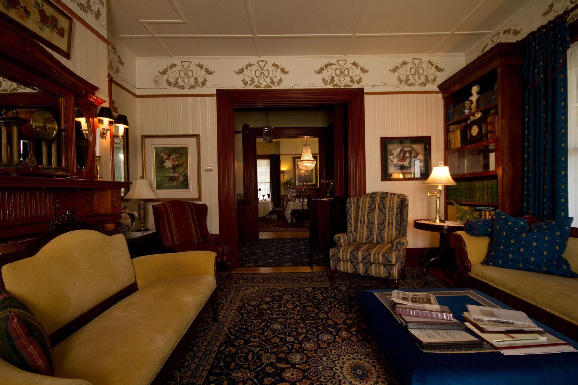 Victoria'S Historic Inn วูล์ฟวิลล์ ภายนอก รูปภาพ
