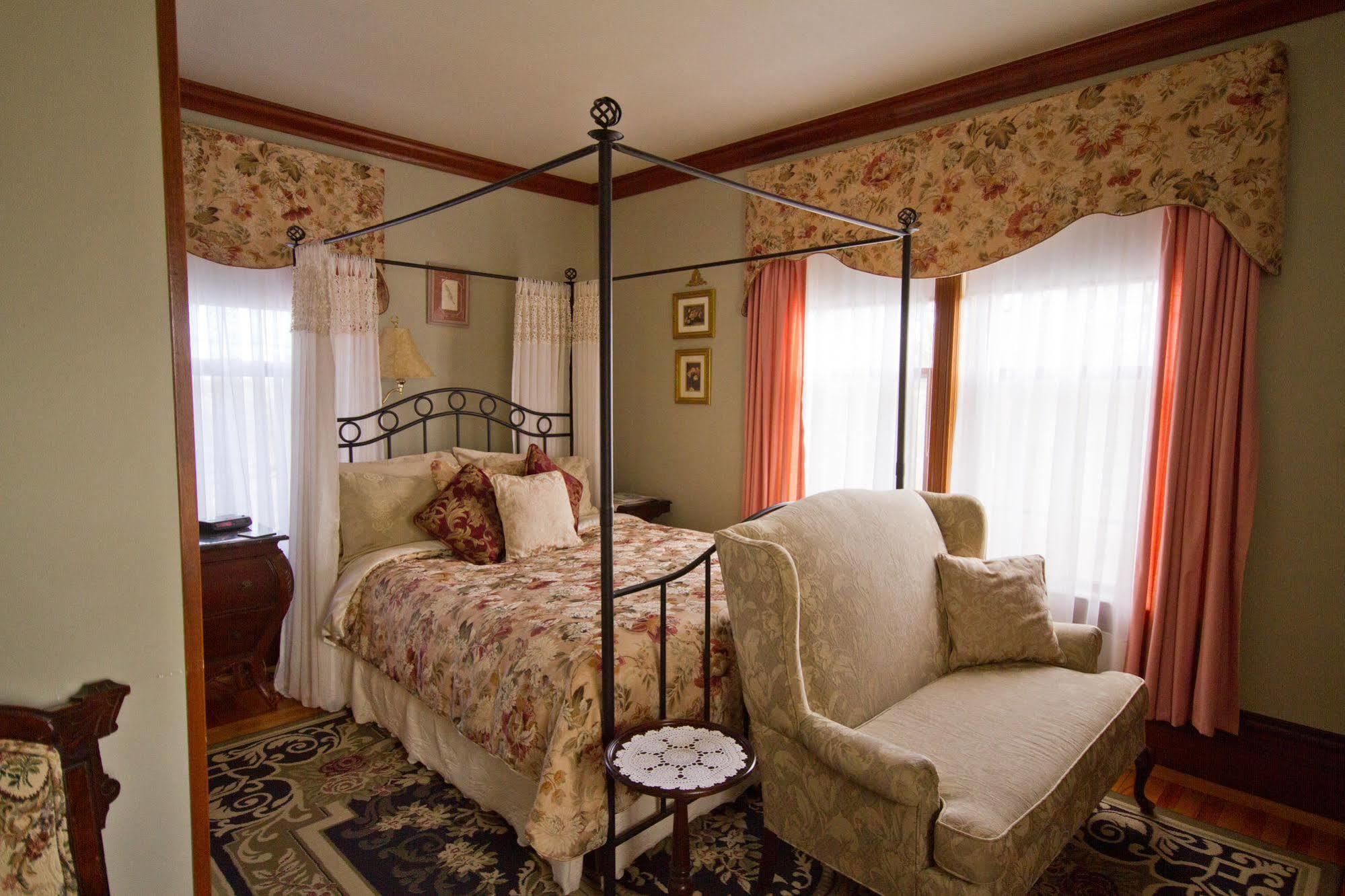 Victoria'S Historic Inn วูล์ฟวิลล์ ภายนอก รูปภาพ