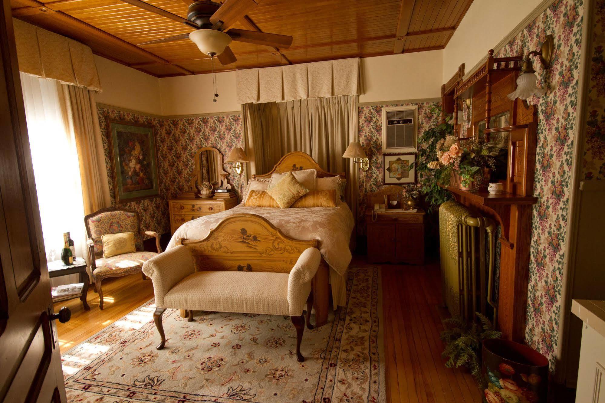 Victoria'S Historic Inn วูล์ฟวิลล์ ภายนอก รูปภาพ