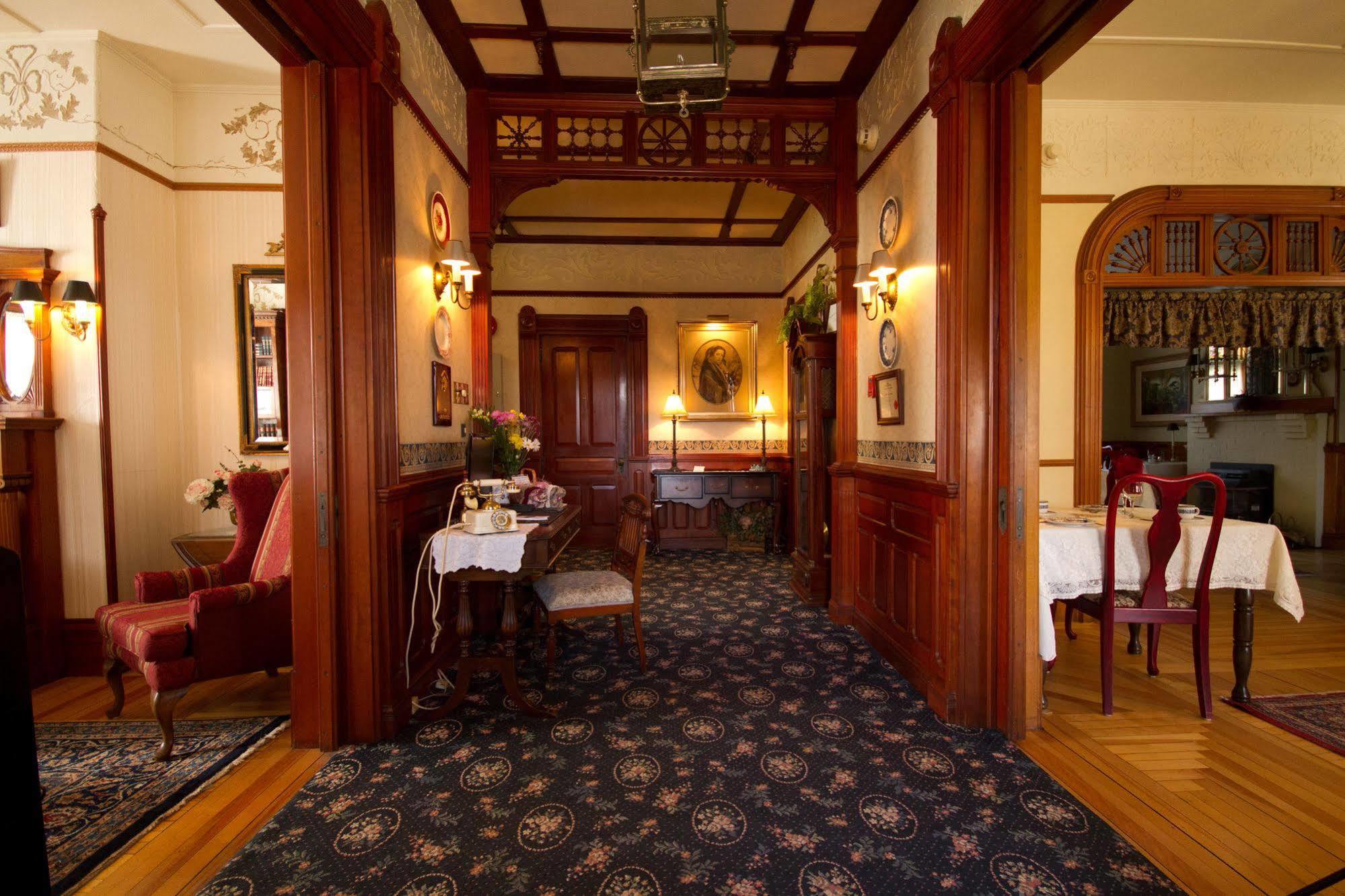 Victoria'S Historic Inn วูล์ฟวิลล์ ภายนอก รูปภาพ