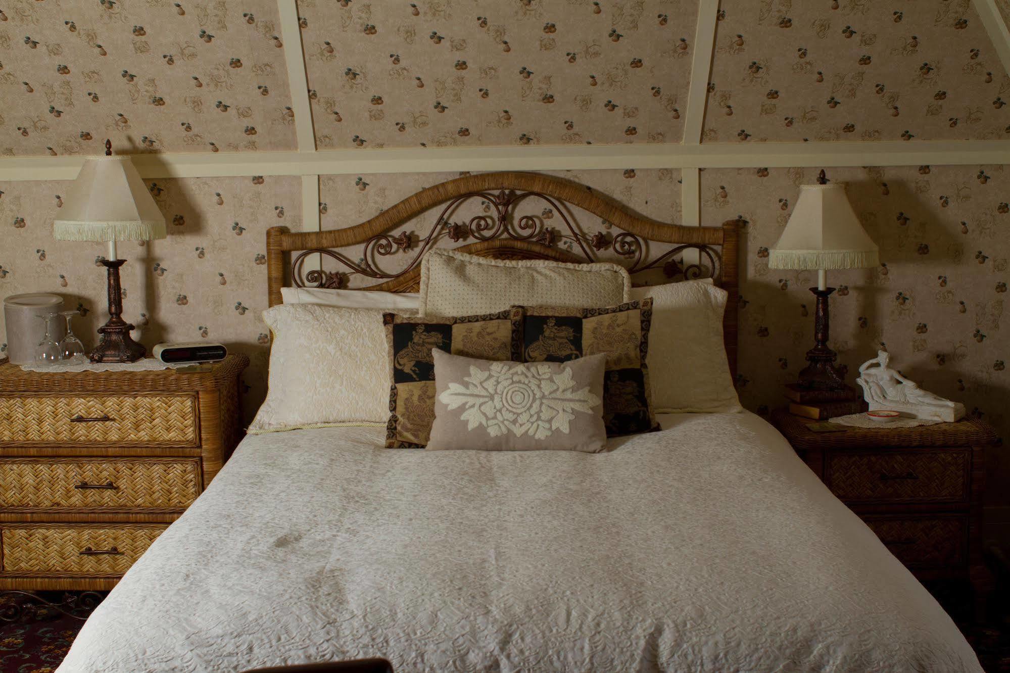 Victoria'S Historic Inn วูล์ฟวิลล์ ภายนอก รูปภาพ