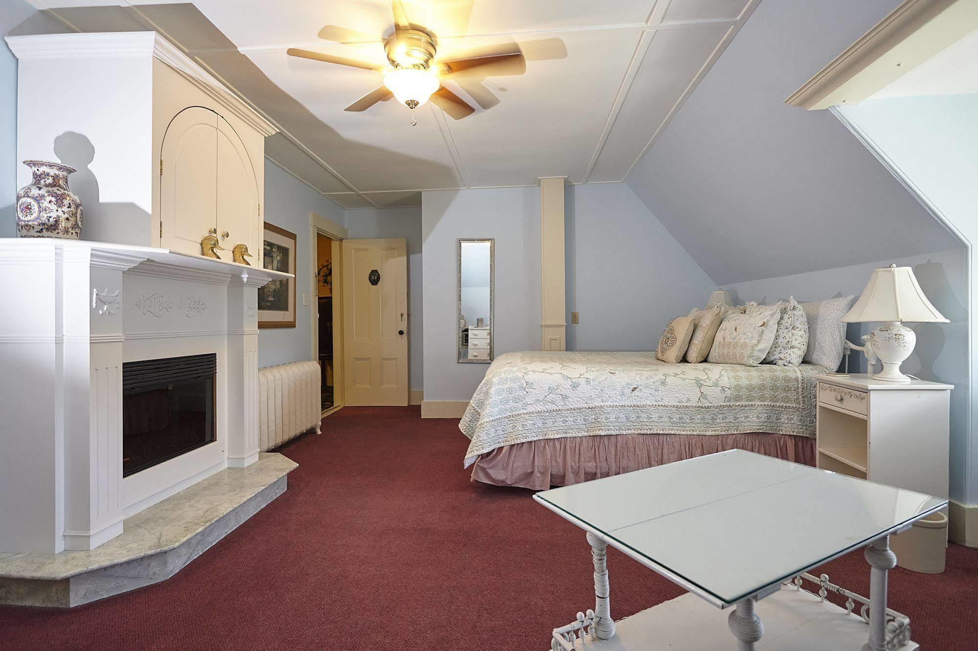 Victoria'S Historic Inn วูล์ฟวิลล์ ภายนอก รูปภาพ