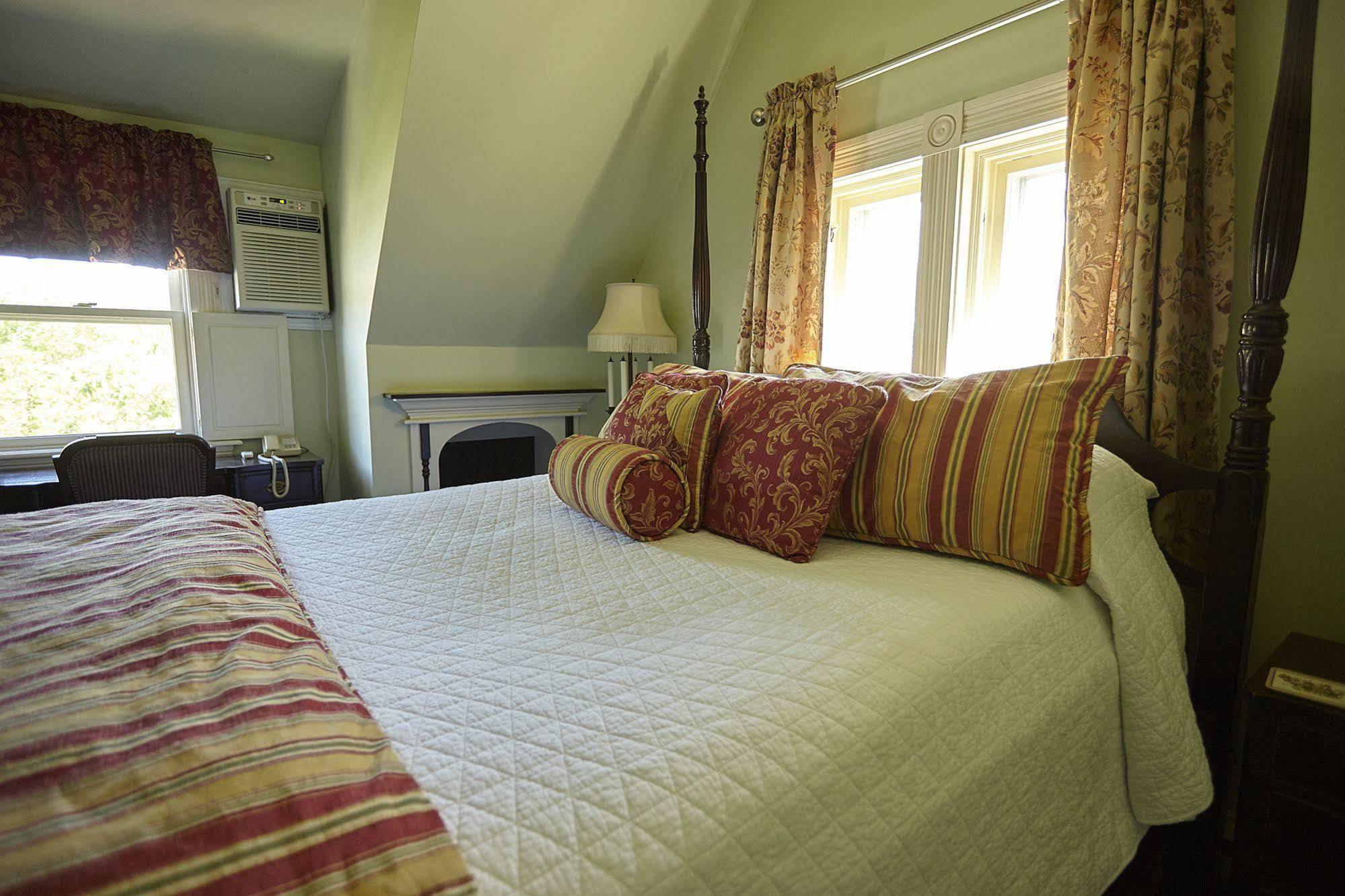 Victoria'S Historic Inn วูล์ฟวิลล์ ภายนอก รูปภาพ