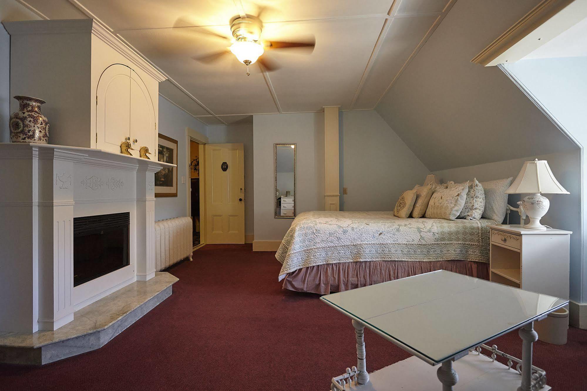 Victoria'S Historic Inn วูล์ฟวิลล์ ภายนอก รูปภาพ