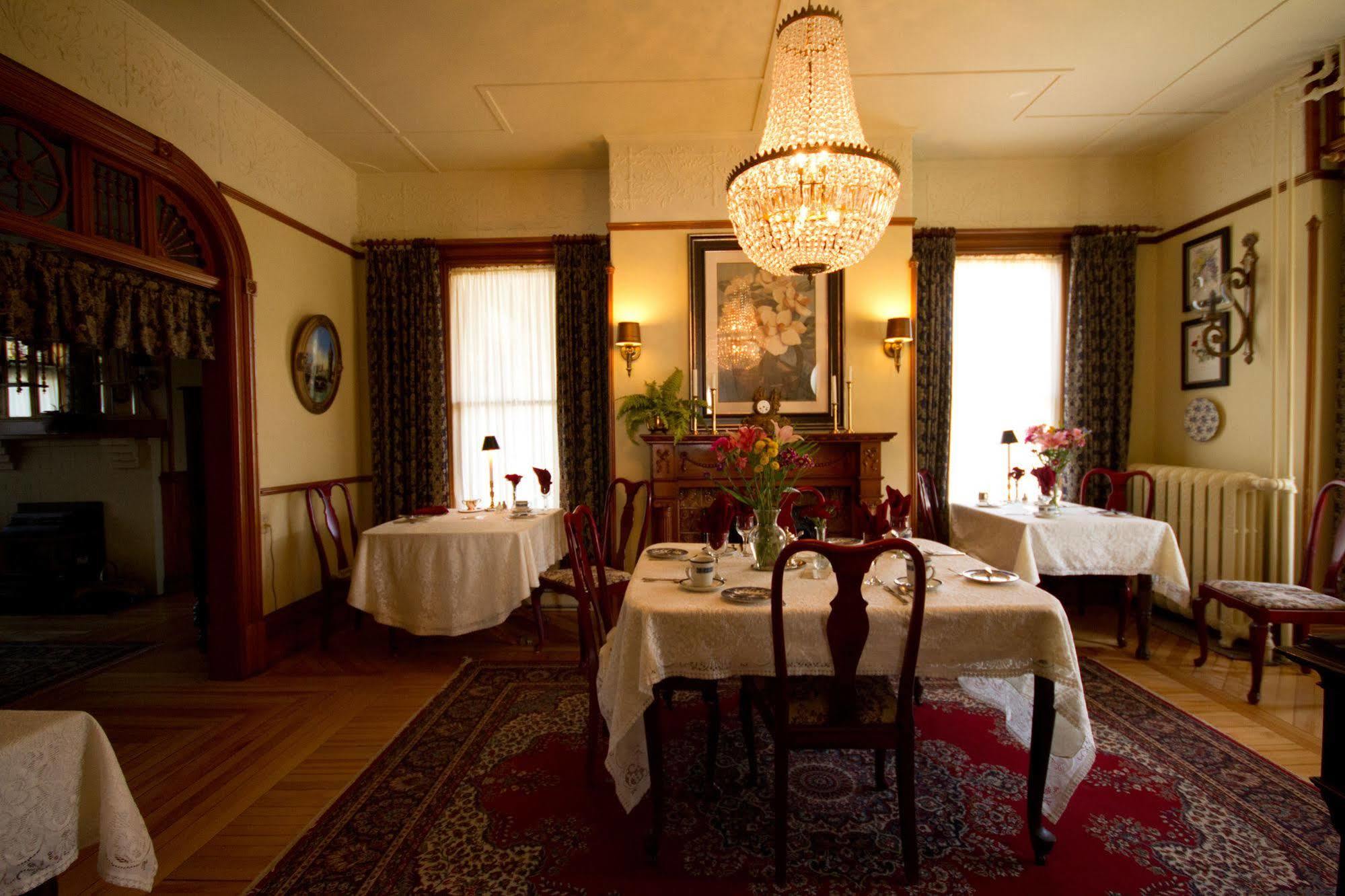 Victoria'S Historic Inn วูล์ฟวิลล์ ภายนอก รูปภาพ